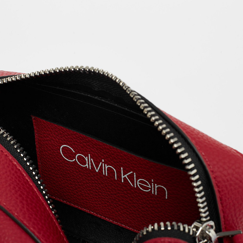 Calvin Klein Race Crossbody cherry