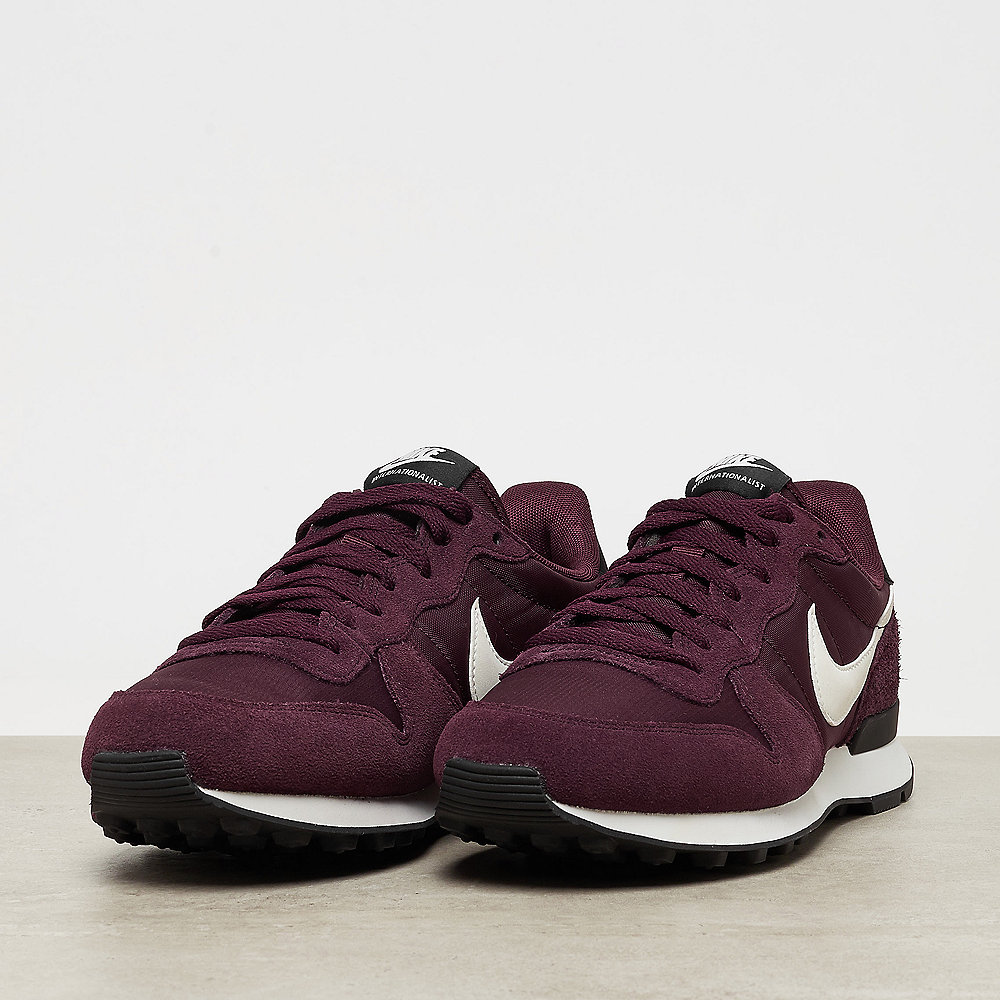 NIKE Internationalist Wmns burgundy crush/summit white-black