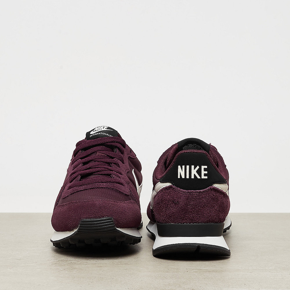 NIKE Internationalist Wmns burgundy crush/summit white-black