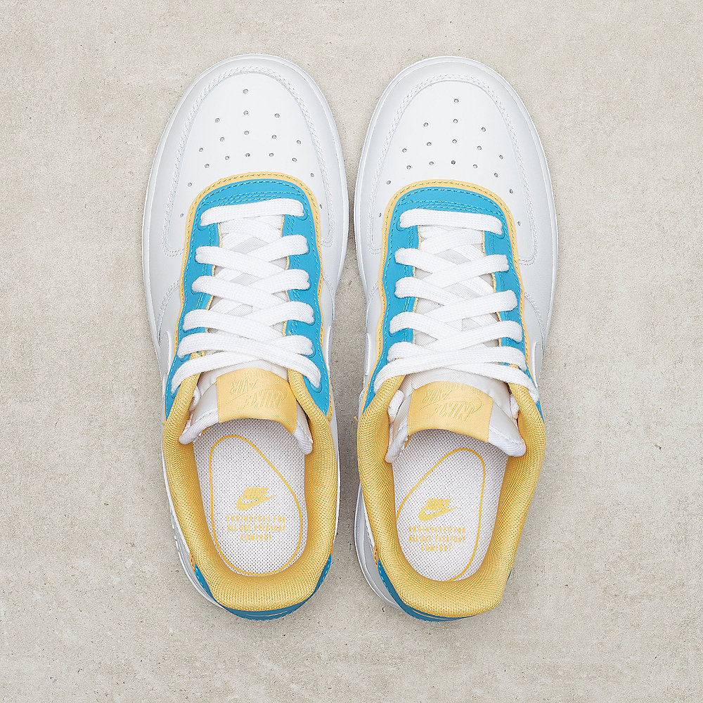 NIKE Wmns Air Force 1 '07 SE white/white-lt blue fury-topaz gold
